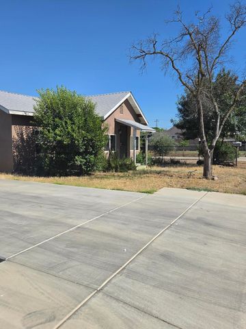 1124 S 1st Avenue, Dinuba, CA 93618