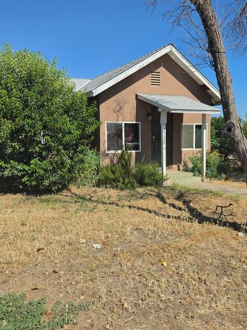 1124 S 1st Avenue, Dinuba, CA 93618