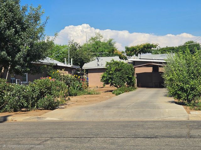 1124 S 1st Avenue, Dinuba, CA 93618