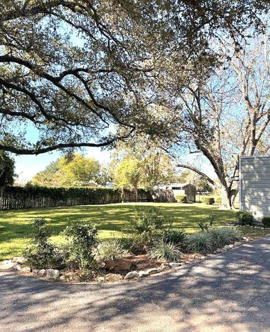 206 Mulberry, Hallettsville, TX 77964