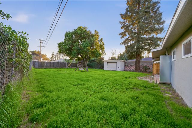 837 E Costner Street, Farmersville, CA 93223