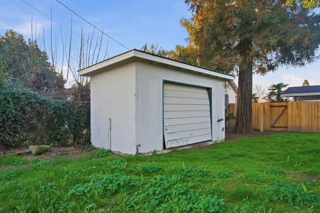 837 E Costner Street, Farmersville, CA 93223