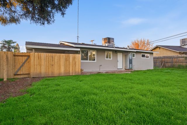 837 E Costner Street, Farmersville, CA 93223