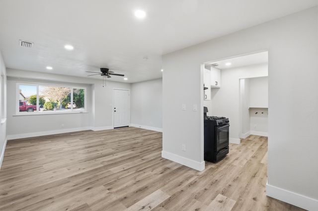 837 E Costner Street, Farmersville, CA 93223