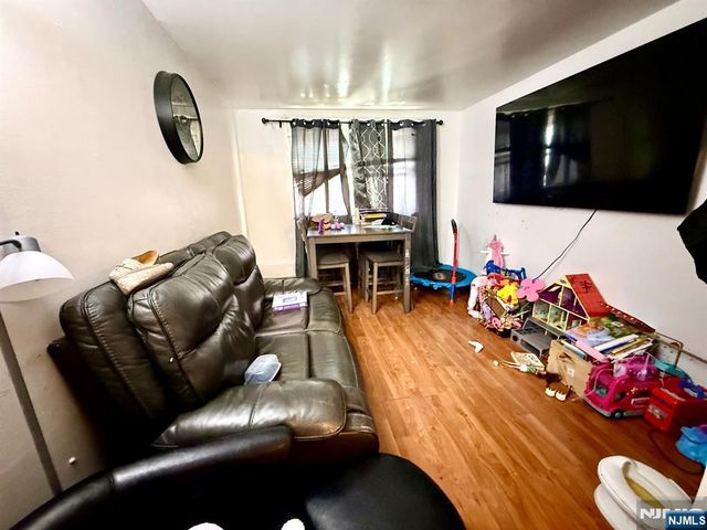 18 President Street, East Newark, NJ 07029