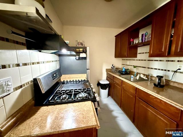 18 President Street, East Newark, NJ 07029