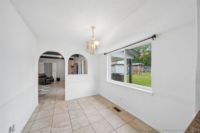 12652 S 276th East Avenue, Coweta, OK 74429