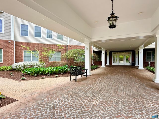 1 King Philip Drive 405, West Hartford, CT 06117