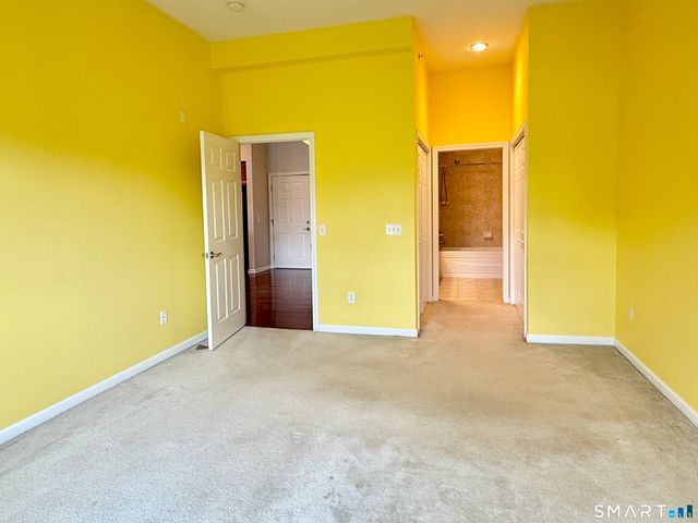 1 King Philip Drive 405, West Hartford, CT 06117