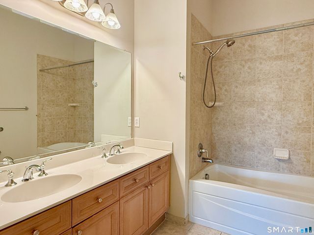 1 King Philip Drive 405, West Hartford, CT 06117