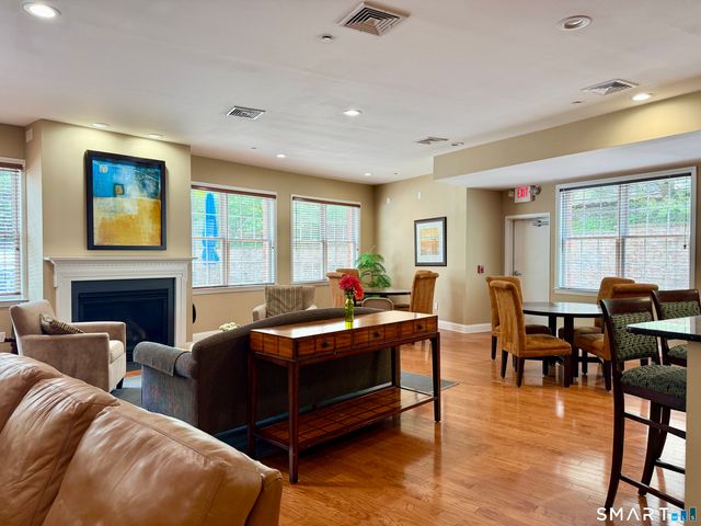 1 King Philip Drive 405, West Hartford, CT 06117