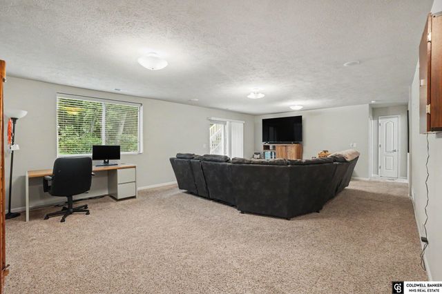 14206 Potter Parkway, Omaha, NE 68142