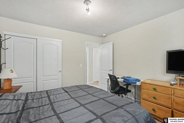 14206 Potter Parkway, Omaha, NE 68142