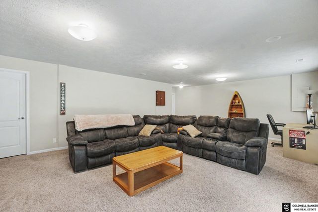 14206 Potter Parkway, Omaha, NE 68142