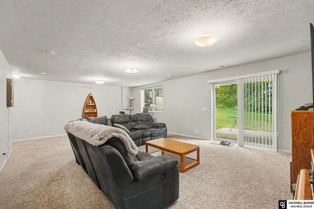 14206 Potter Parkway, Omaha, NE 68142