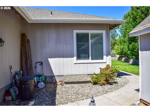 799 Three Pines Rd, Grants Pass, OR 97526