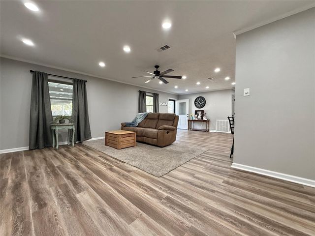 570 Moreland Street, Vidor, TX 77662