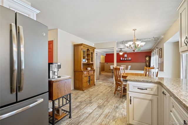 27 Evelyn Court, Manorville, NY 11949