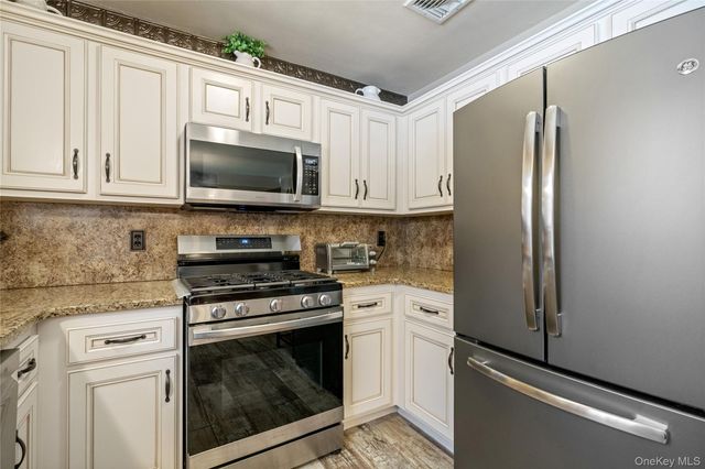 27 Evelyn Court, Manorville, NY 11949