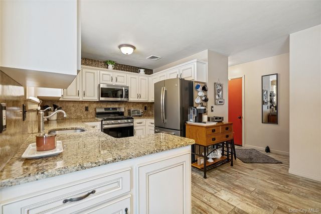 27 Evelyn Court, Manorville, NY 11949