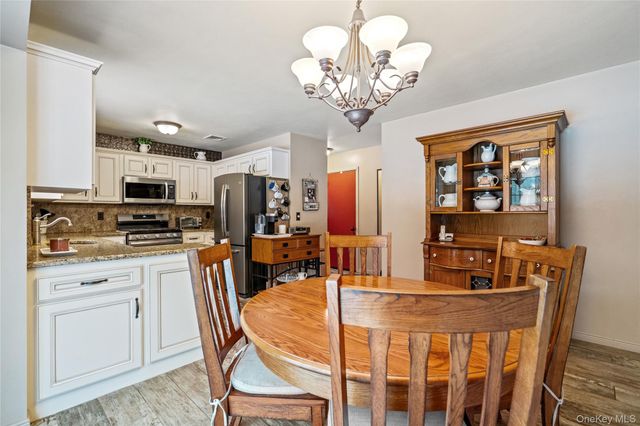 27 Evelyn Court, Manorville, NY 11949