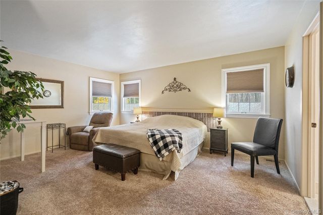 27 Evelyn Court, Manorville, NY 11949