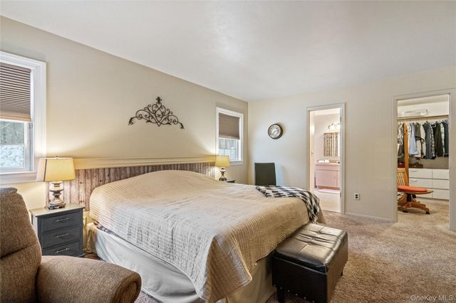 27 Evelyn Court, Manorville, NY 11949