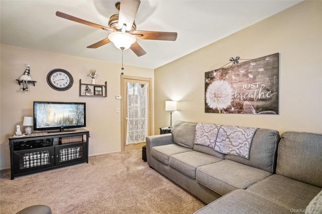 27 Evelyn Court, Manorville, NY 11949