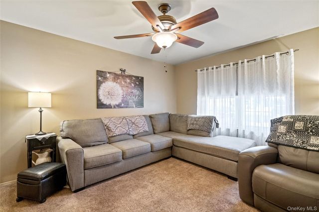 27 Evelyn Court, Manorville, NY 11949