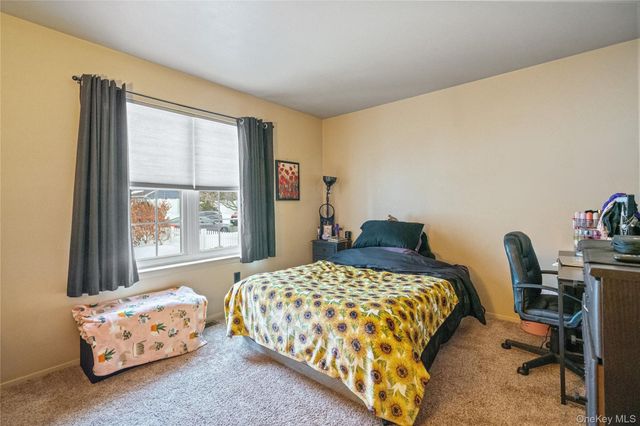 27 Evelyn Court, Manorville, NY 11949