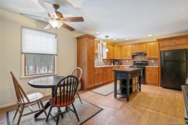 27 Evelyn Court, Manorville, NY 11949