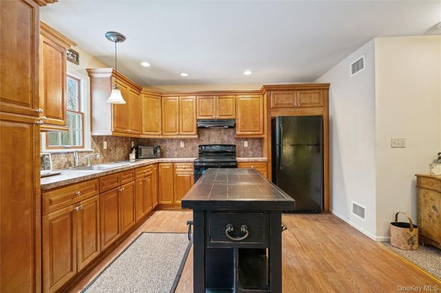 27 Evelyn Court, Manorville, NY 11949