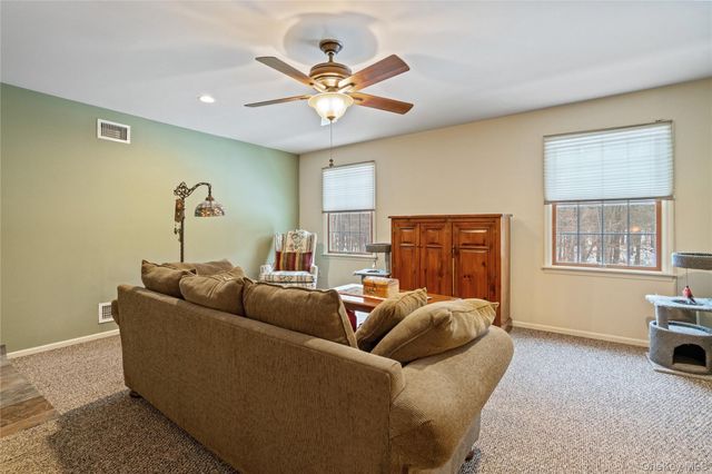 27 Evelyn Court, Manorville, NY 11949