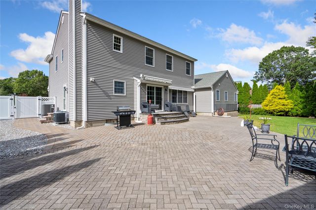 27 Evelyn Court, Manorville, NY 11949