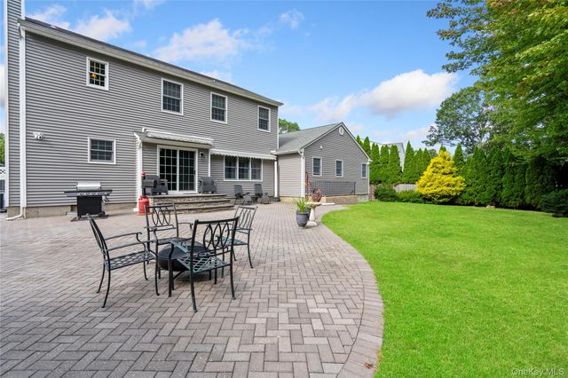 27 Evelyn Court, Manorville, NY 11949