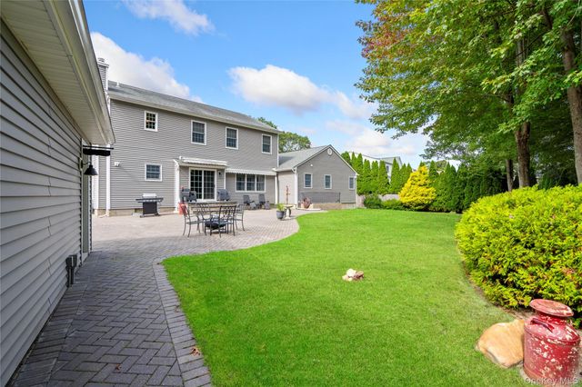 27 Evelyn Court, Manorville, NY 11949