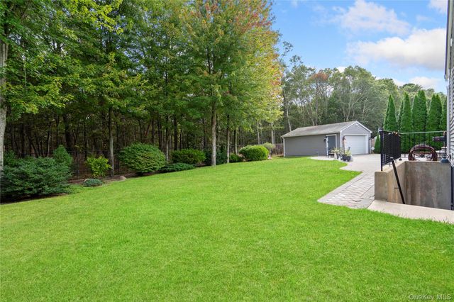 27 Evelyn Court, Manorville, NY 11949