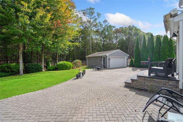 27 Evelyn Court, Manorville, NY 11949