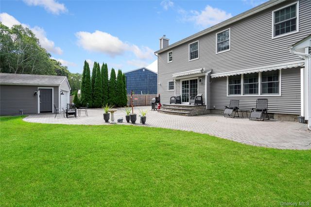 27 Evelyn Court, Manorville, NY 11949