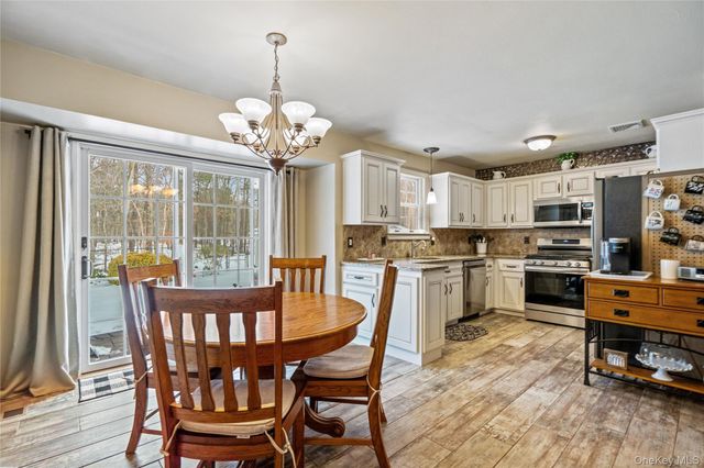 27 Evelyn Court, Manorville, NY 11949