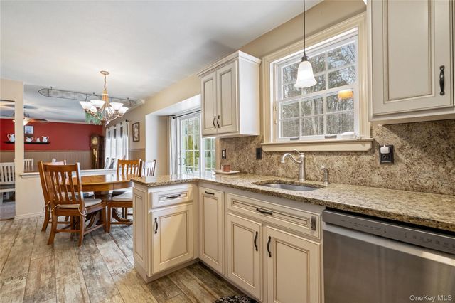 27 Evelyn Court, Manorville, NY 11949