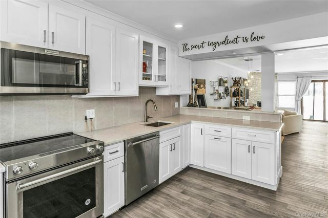 6 Cold Harbour Lane, Woodbury, NY 11797