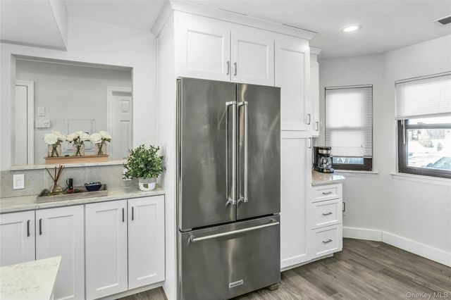 6 Cold Harbour Lane, Woodbury, NY 11797