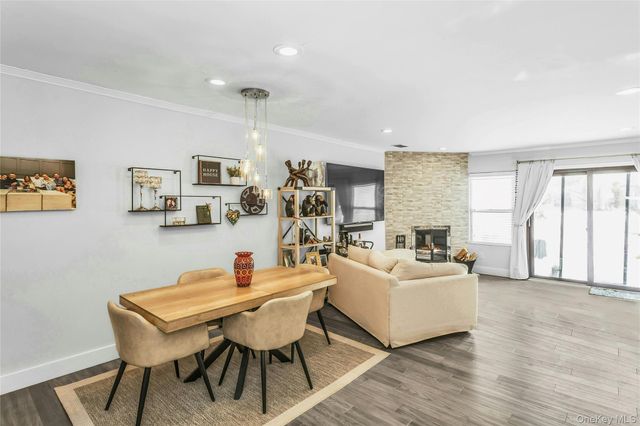 6 Cold Harbour Lane, Woodbury, NY 11797