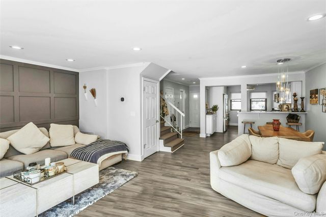 6 Cold Harbour Lane, Woodbury, NY 11797