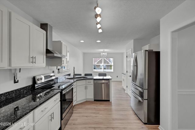 3812 Stone River Ct, Louisville, KY 40299