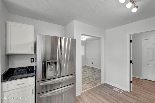 3812 Stone River Ct, Louisville, KY 40299