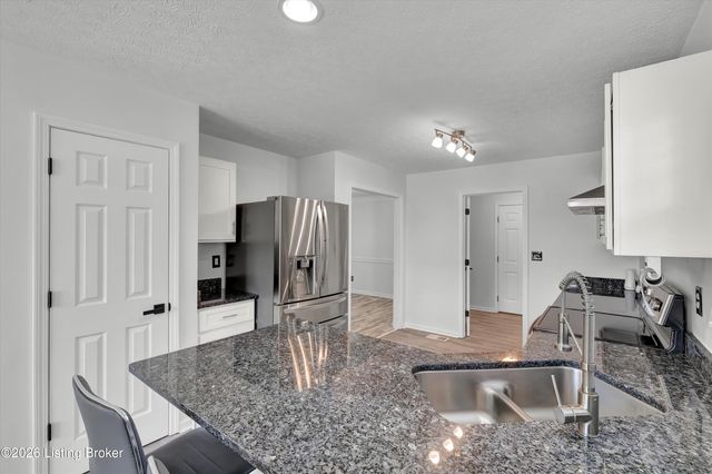 3812 Stone River Ct, Louisville, KY 40299