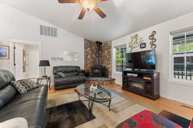 5876 Donaldson Road, Grants Pass, OR 97526