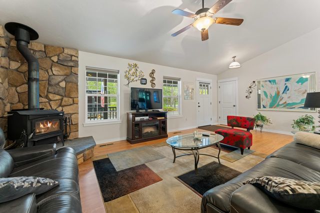 5876 Donaldson Road, Grants Pass, OR 97526